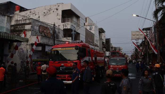 Petugas damkar berupaya memadamkan kebakaran di Coyudan, Solo, Kamis (22/8).