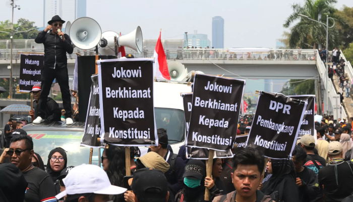 Massa aksi saat berunjuk rasa meolak pengesahan Revisi UU Pilkada di depan Gedung DPR, Jakarta, Kamis (22/8).