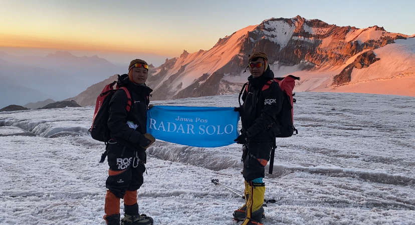 Arta Dian Pratama dan Danang Prakoso, Mapala Specta Indonesian International Expedition UIN Raden Mas Said Solo bentangkan logo Jawa Pos Radar Solo di Gunung Kazbek, Georgia, Sabtu (17/8/2024).