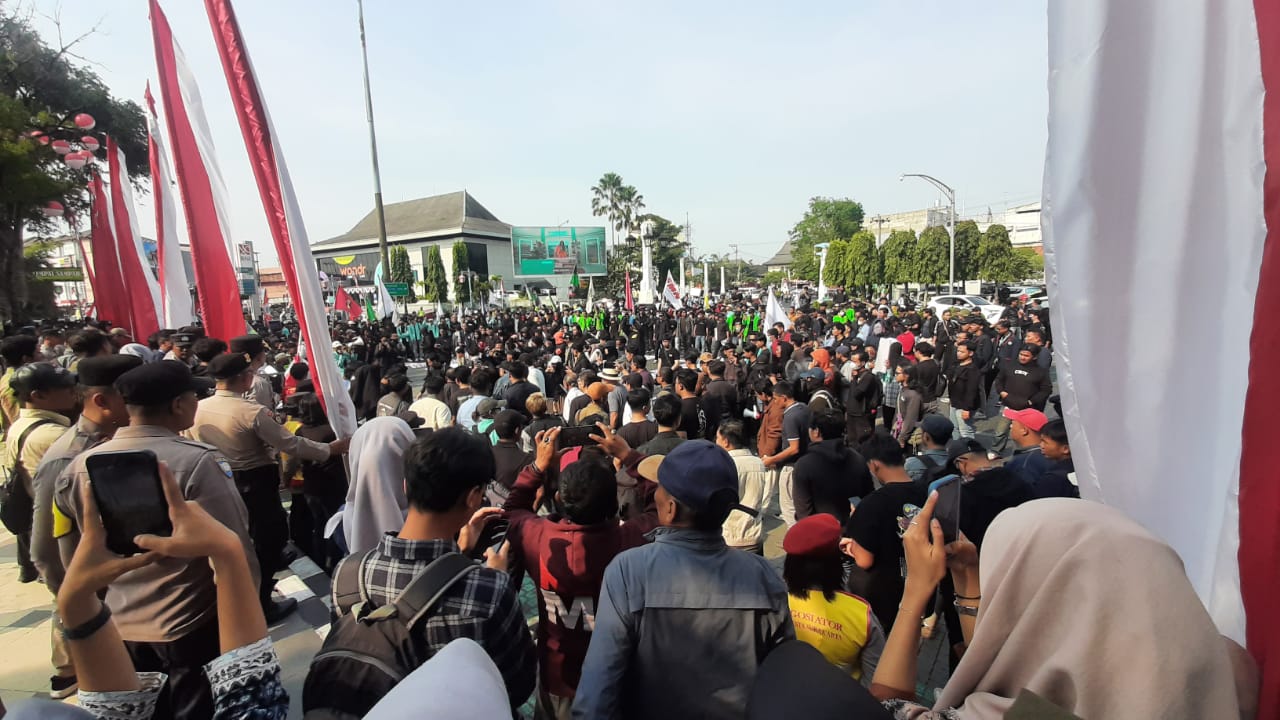 Massa mahasiswa demonstrasi di halaman Balai Kota Solo, Kamis (22/8/2024). Mereka menyampaikan 4 tuntutan.