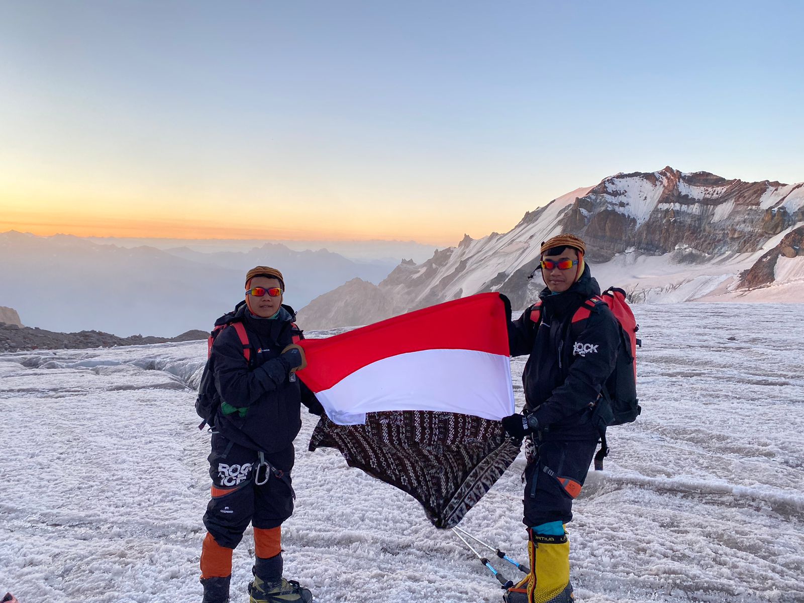 Bentangkan bendera Merah Putih di puncak Gunung Kazbek.