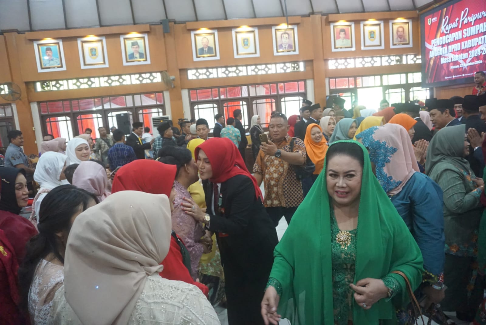 Mantan Bupati Klaten Sri Hartini menghadiri pelantikan anggota DPRD Klaten periode 2024-2029 di Gedung Paripurna DPRD Klaten, Kamis (22/8/2024).