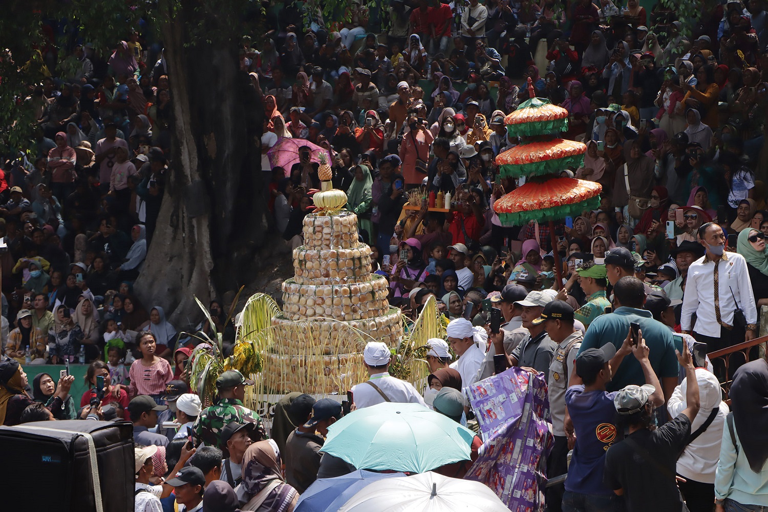 Gunungan apem yang disebar di tradisi Yaa Qowiyyu. (Arief Budiman/Radar Solo)