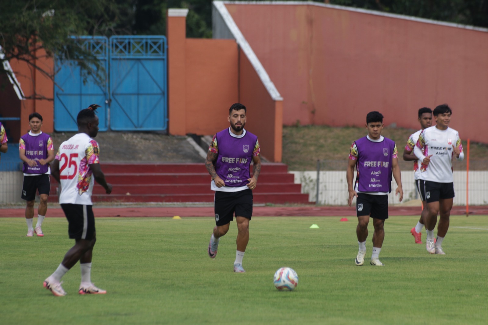 Para pemain Persis Solo berlatih di Stadion UNS, belum lama ini.