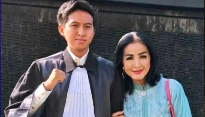 Machica Mochtar bersama putranya, Iqbal Ramadhan.