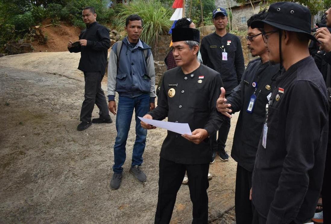 Pj Bupati Karanganyar Timotius Suryadi (tiga dari kanan) sidak proyek jalan, Jumat (23/8/2024). (Rudi Hartono/Radar Solo)