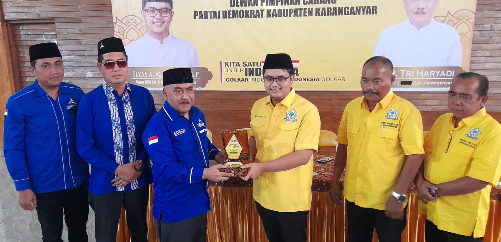 Ilyas Akbar Almadani (tiga dari kanan) dan Tri Haryadi (tiga dari kiri) bakal berpasangan di Pilkada Karanganyar. (Rudi Hartono/Radar Solo)