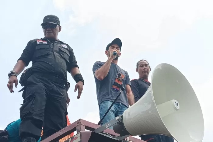 Reza Rahadian ikut aksi dan bersuara di depan Gedung DPR, Kamis (22/8).