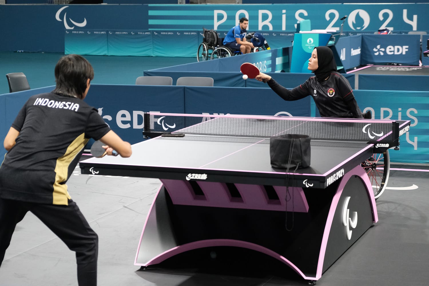 Atlet tenis meja Indonesia saat berlatih di Paris jelang bergulirnya Paralimpiade 2024.