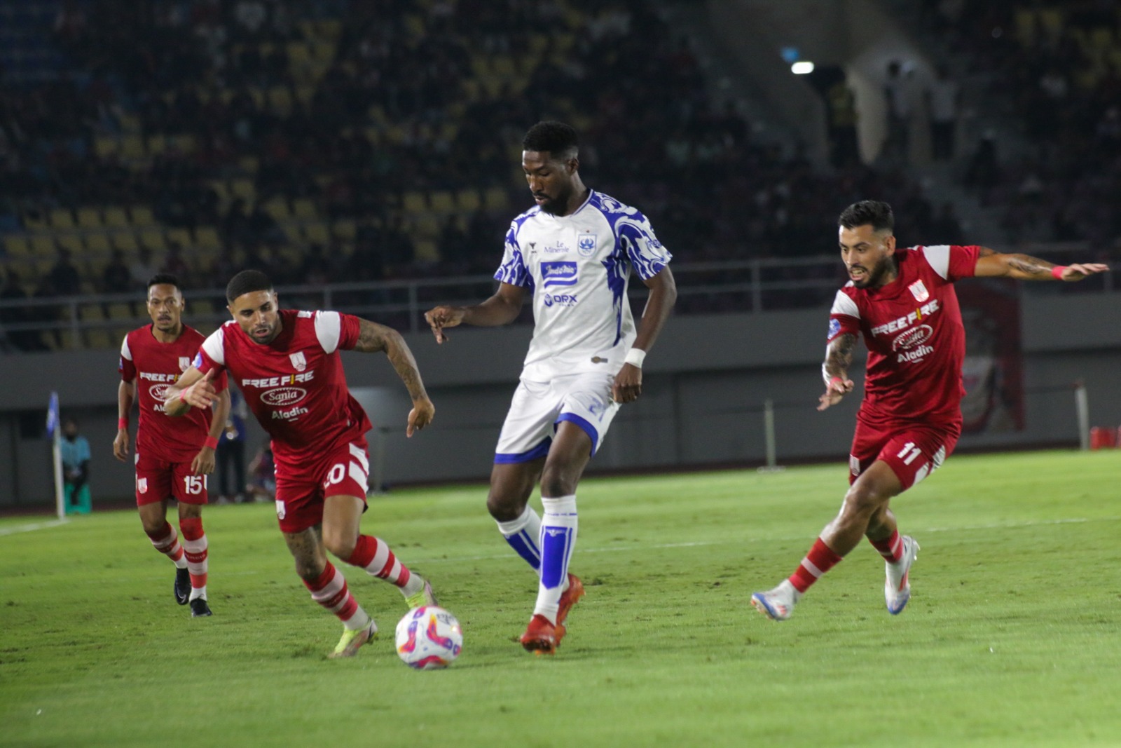 Dua pemain asing Persis Solo Gonzalo Andrada (kiri) dan Facundo Aranda menjaga ketat pemain PSIS Semarang di Stadion Manahan (17/8).