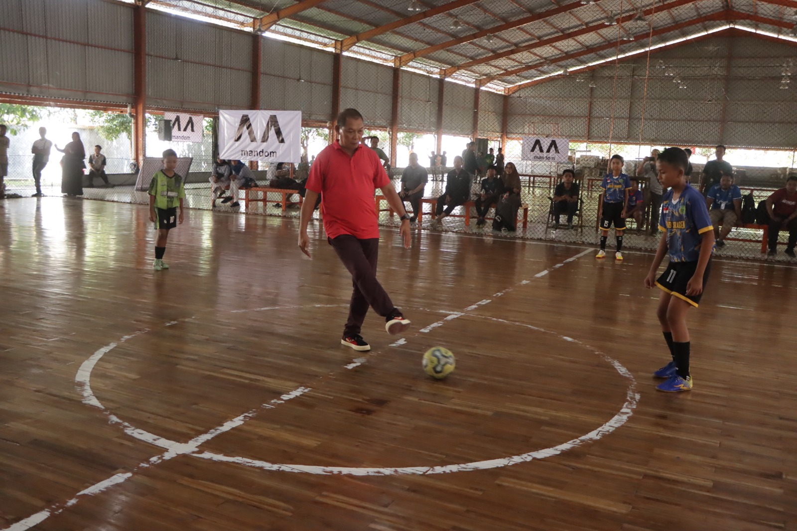 &nbsp;Wali Kota Solo Teguh Prakosa melakukan tendangan pertama di final Radar Solo Fun Futsal 2024. Laga antara MIN 9 Sragen melawan SD Muhammadiyah Birrul Walidain Sragen .