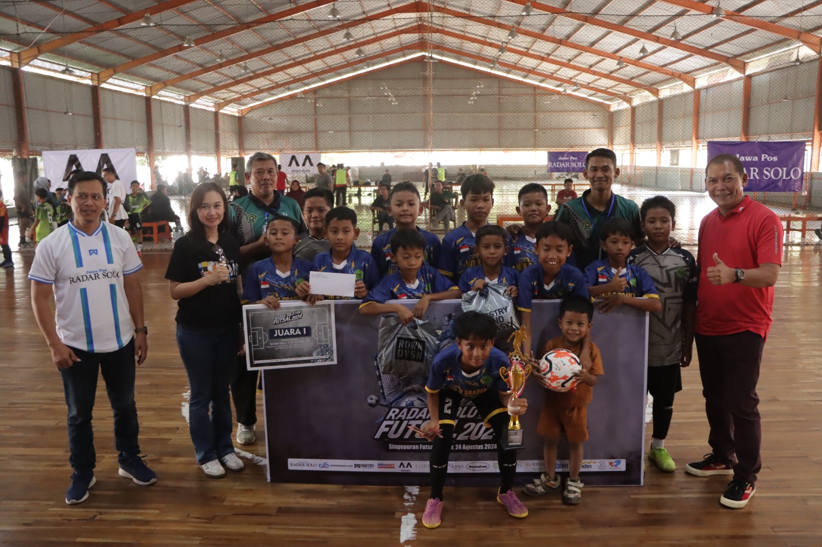 Wali KOta Solo Teguh Prakosa bersama skuad tim futsal MIN 9 Sragen yang terjun di Radar Solo Fun Futsal 2024.