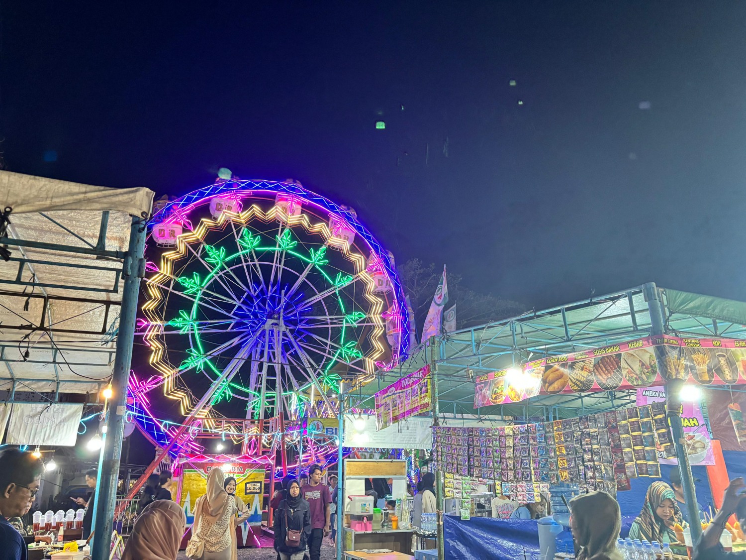 RAMAI: Suasana pembukaan Festival Sekaten di Taman Sriwedari, Jumat malam (23/8/2024).