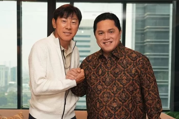 Erick Thohir tegaskan carter pesawat bukan untuk memanjakan Shin Tae-yong di Timnas Indonesia.