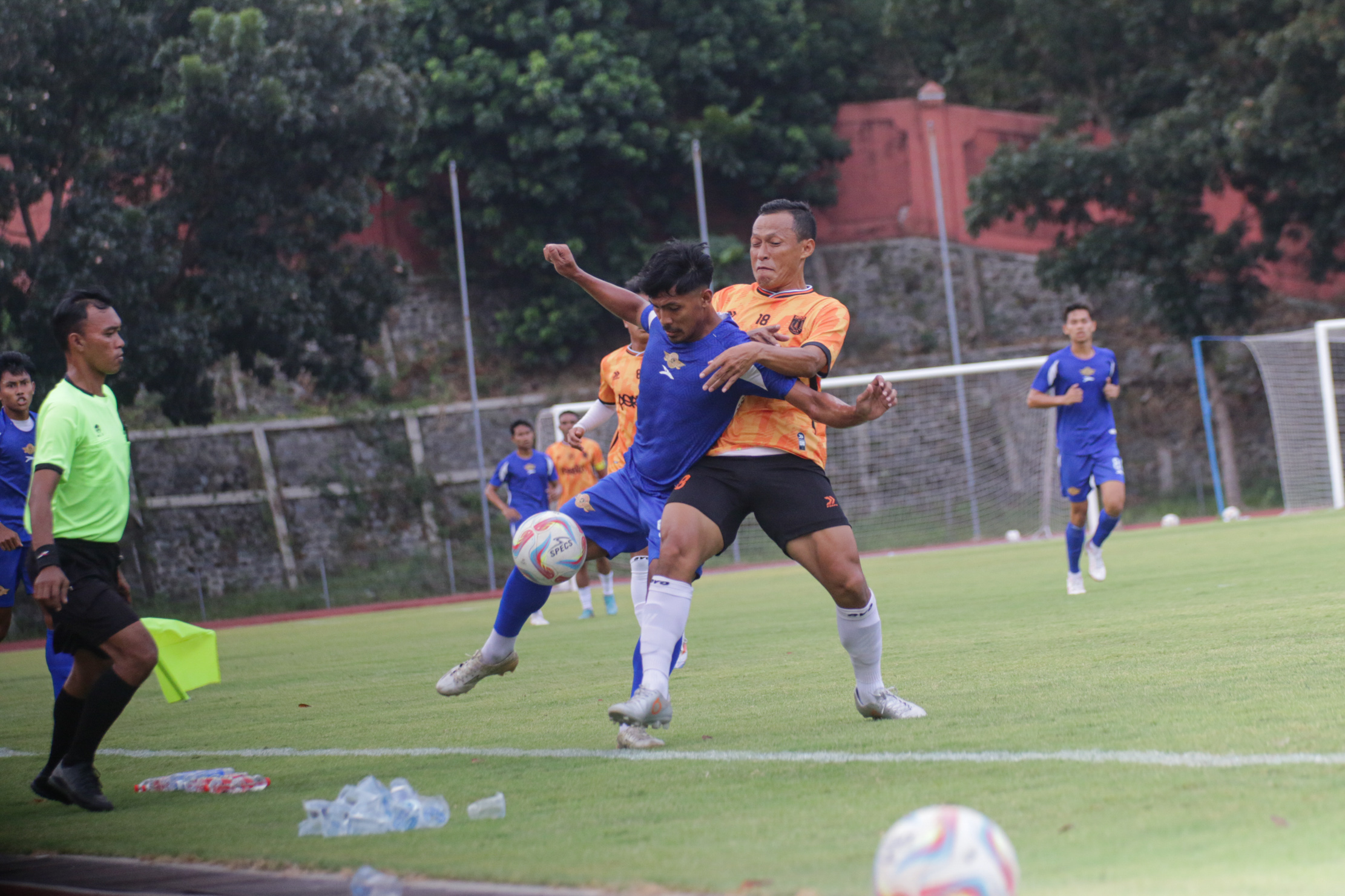 Winger Adhyaksa FC Heri Susanto (kiri) berebut bola dengan bek Persibo Bojonegoro Jajang Sukmara di Stadion UNS, Senin (25/8/2024)