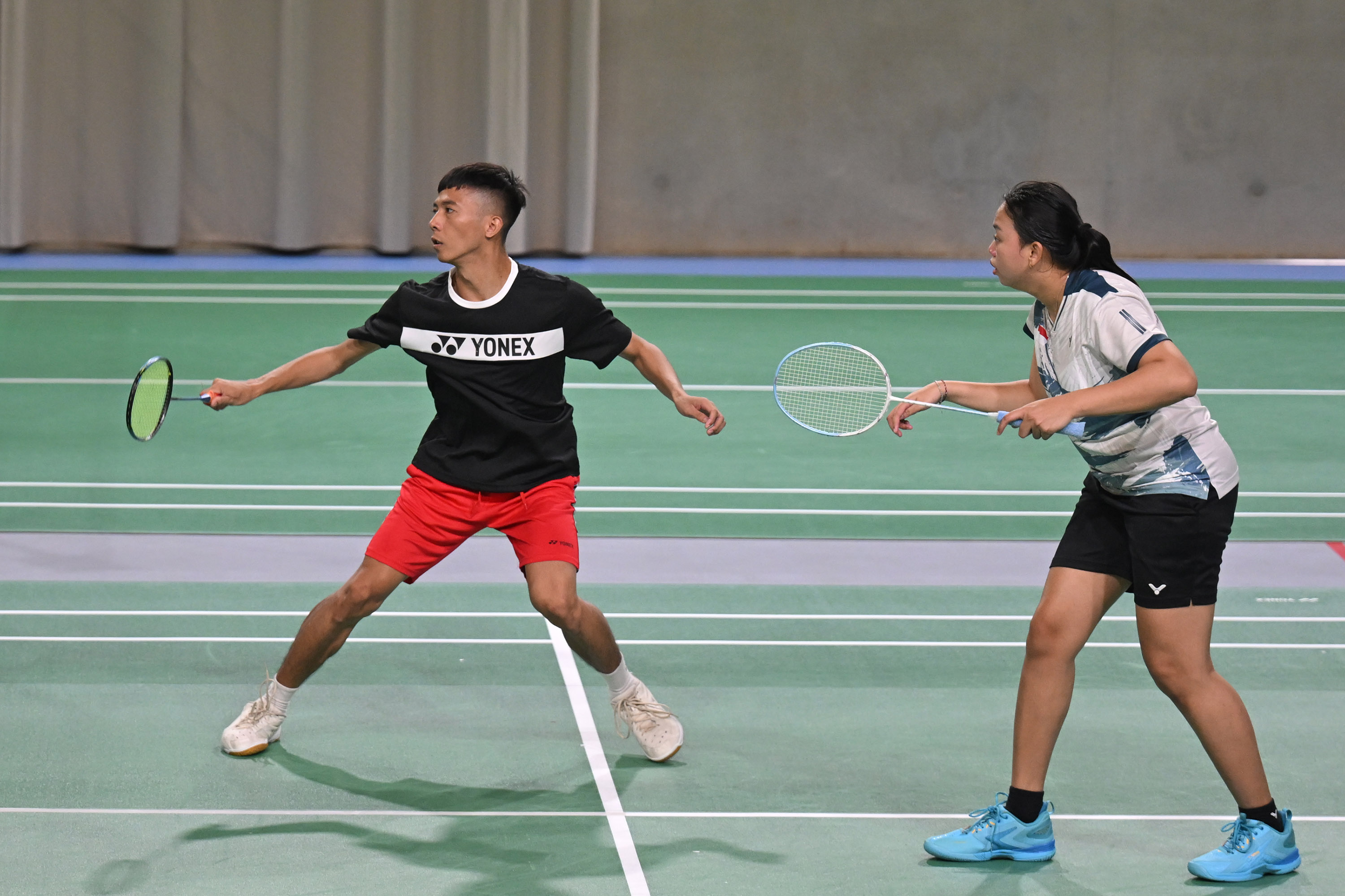 Atlet  para bulu tangkis Indonesia Dheva Anrimusthi (kiri) dan Khalimatus Sadiyah (kanan) dalam sesi latihan di Porte de la Chapelle, Paris, Perancis, Jumat (23/08/2024). Indonesia mengirimkan 9 atlet dari cabang olahraga para bulu tangkis untuk tampil di