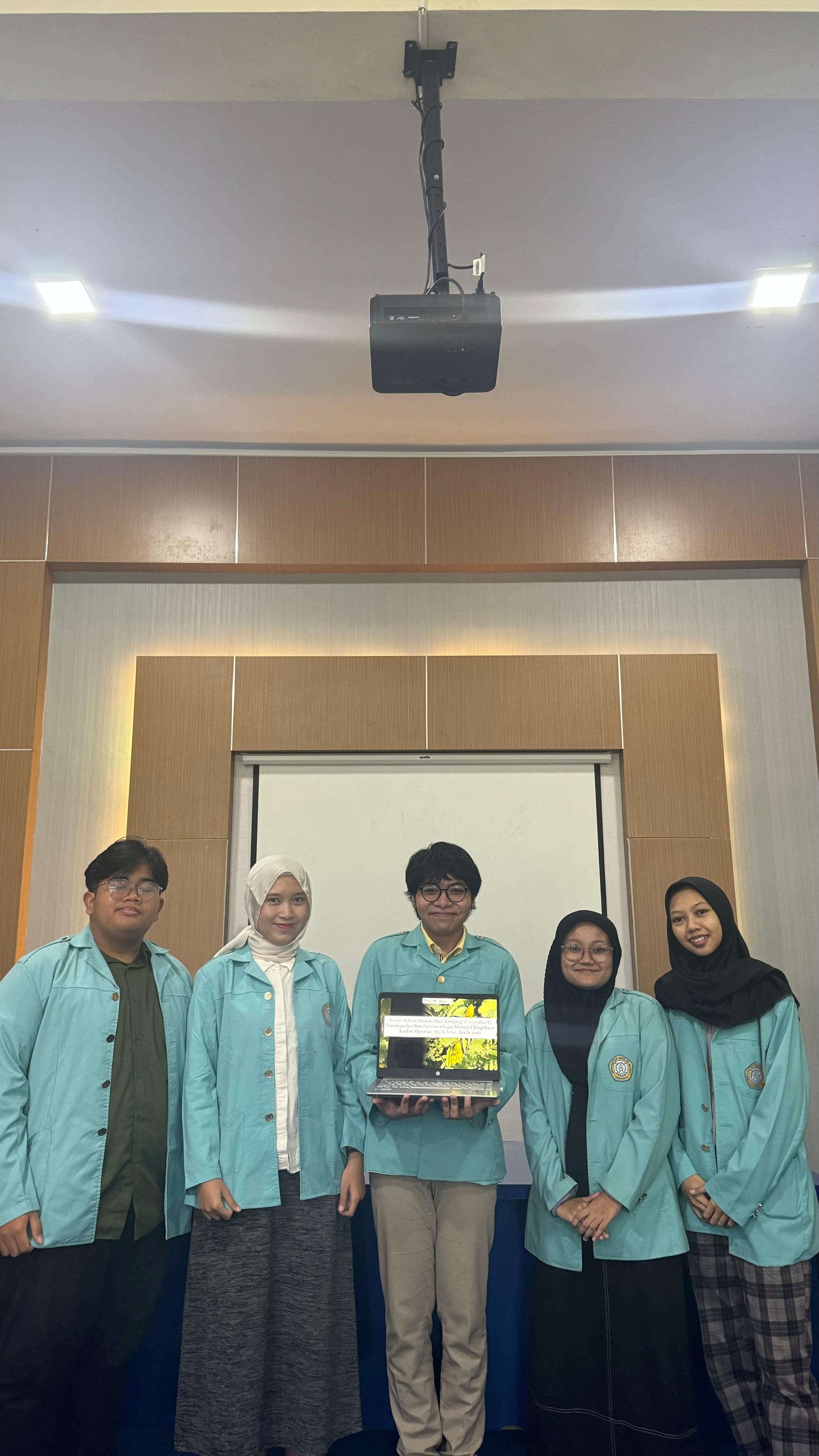 Tim  mahasiswa UNS yang meneliti daun ketepeng. (Ist)