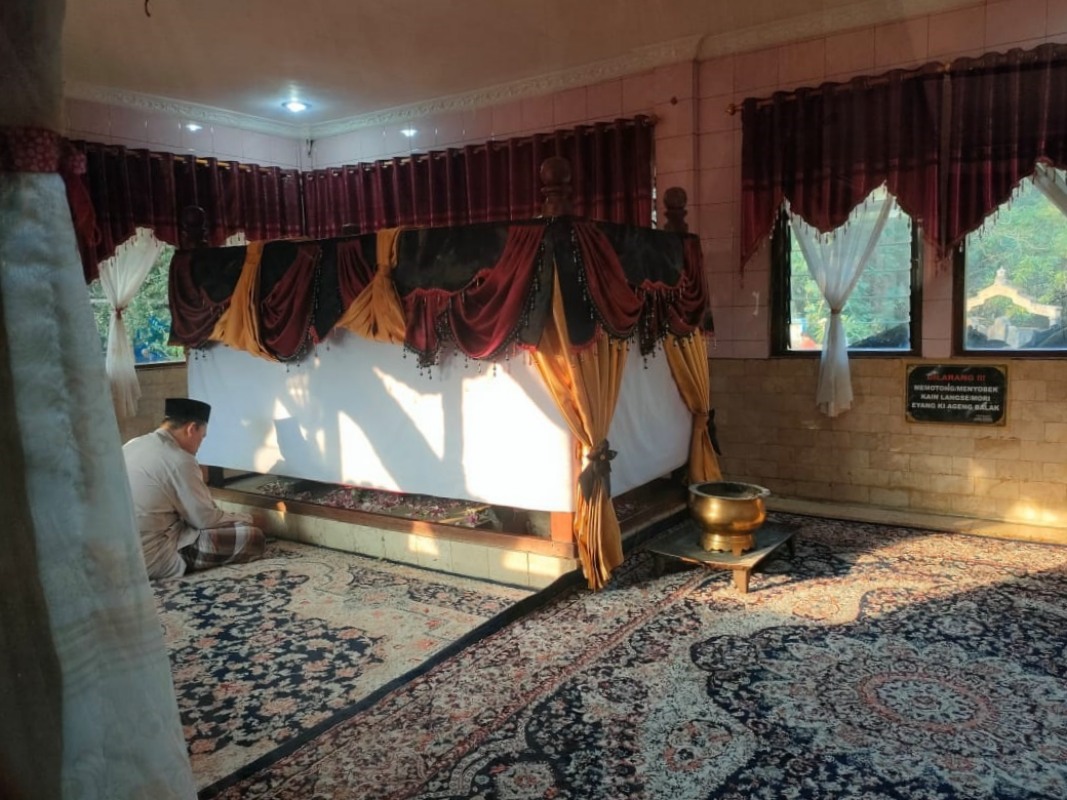 ZIARAH: Pengunjung berdoa di kompleks Makam Ki Ageng Balak di Desa Mertan, Kecamatan Bendosari, Sukoharjo.