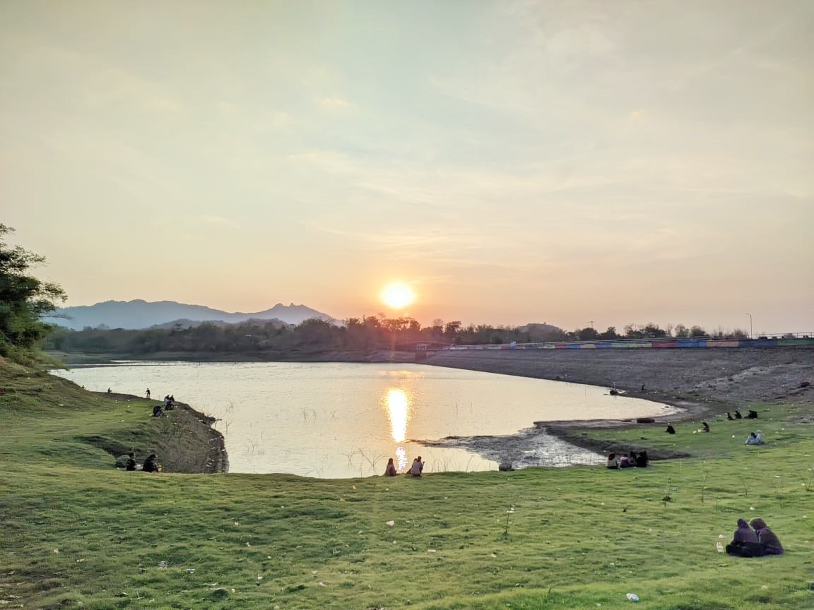 SPOT MENARIK: Wisatawan menikmati sunset dari dasar Waduk Tandon di Kecamatan Selogiri, Wonogiri yang mulai mengering, Jumat (23/8/2024).