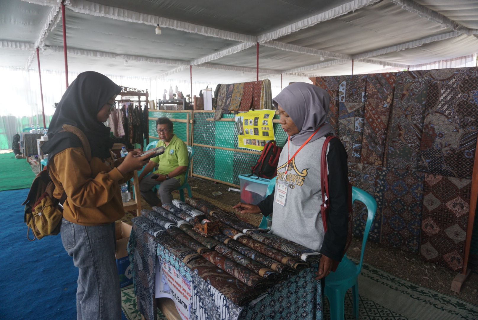 Pelaku UMKM batik asal Desa Jarum, Kecamatan Bayat, Klaten menunjukkan produknya dalam pameran, Minggu (25/8/2024). (Angga Purenda/Radar Solo)
