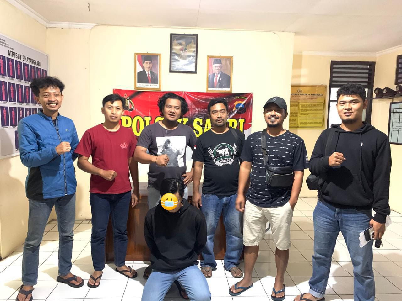 Polisi berhasil meringkus RA (jongkok) pelaku pencurian dompet karyawati pabrik tripleks.