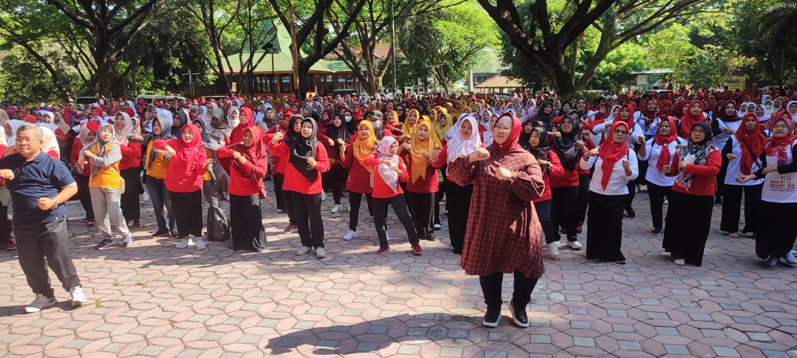 Bupati Sragen Kusdinar Untung Yuni Sukowati hadiri jambore kader kesehatan di Ndayu Park, Sabtu (24/8/2024). (Ahmad Khairudin/Radar Solo)
