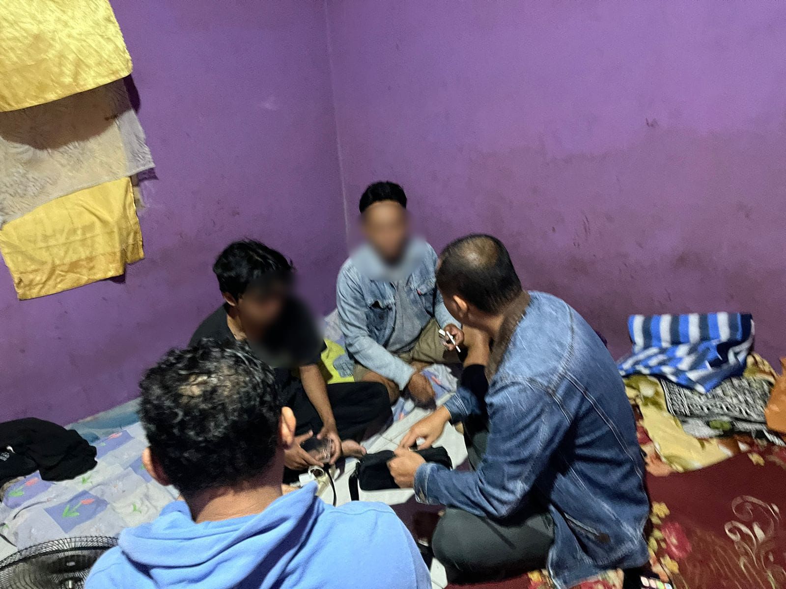 Pelaku saat digerebek di Dusun Sambi, Desa Klari, Kecamatan Karanggede, Boyolali saat digerebek polisi, Selasa (20/8/2024) malam.