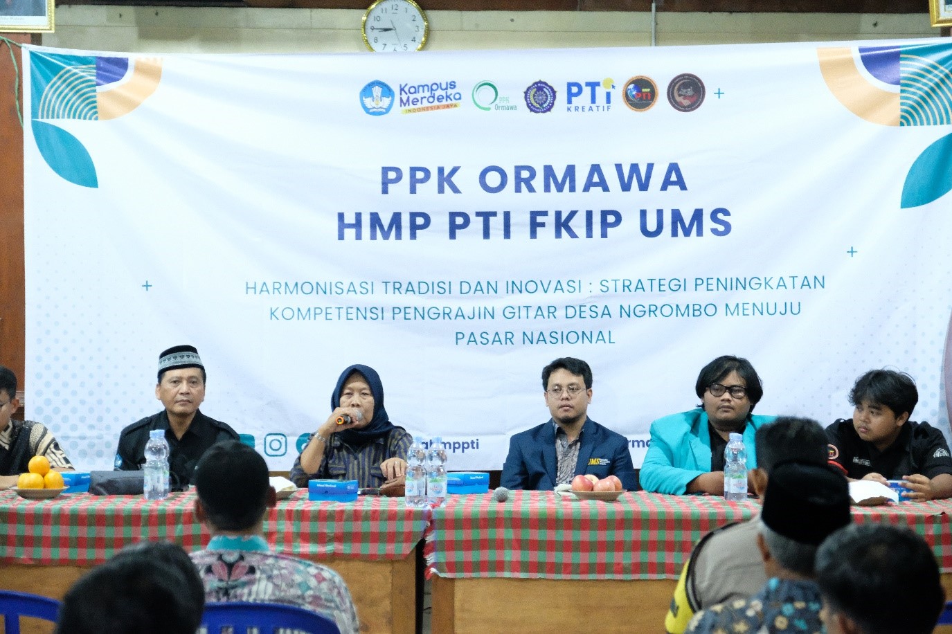 Pemateri PPK Ormawa HMP PTI FKIP UMS beri paparan di Balai Desa Ngrombo, Baki, Sukoharjo, Minggu (11/7/2024).
