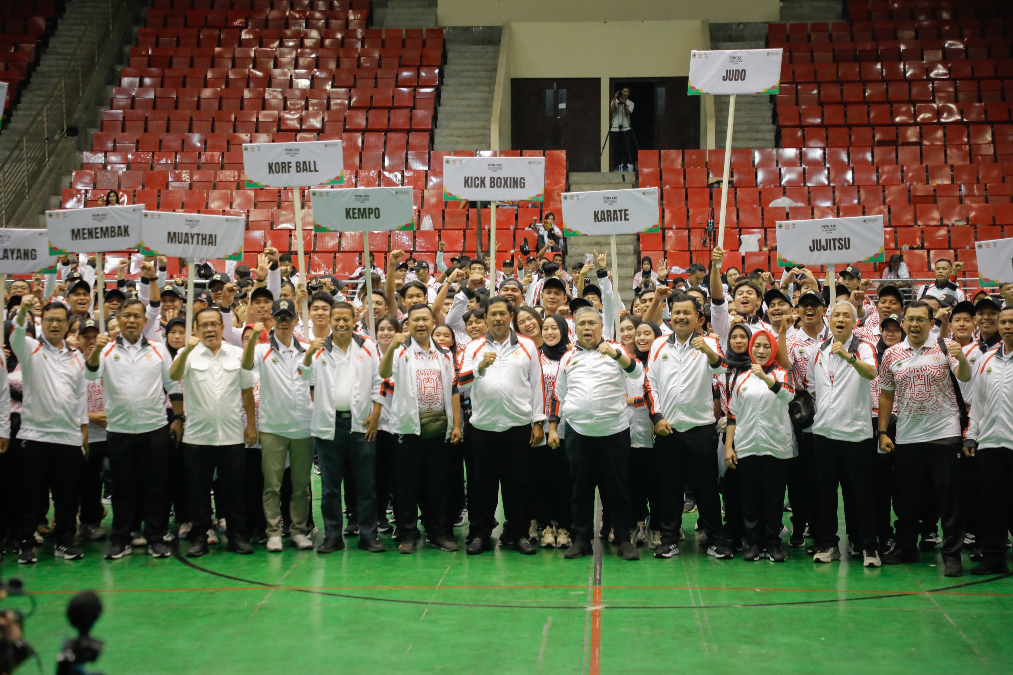 Pj Gubernur Jateng Nana Sudjana melepas 1.141 kontingen yang akan bertanding pada PON XXI tahun 2024 di Aceh-Sumut di GOR Jatidiri, Kota Semarang, Sabtu (24/8/2024) malam.