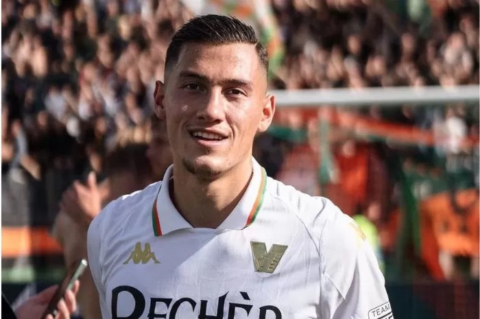 Jay Idzes menjalani debut bersama Venezia. Fakta itu membuatnya tercatat sebagai pemain Indonesia pertama tampil di Serie A.