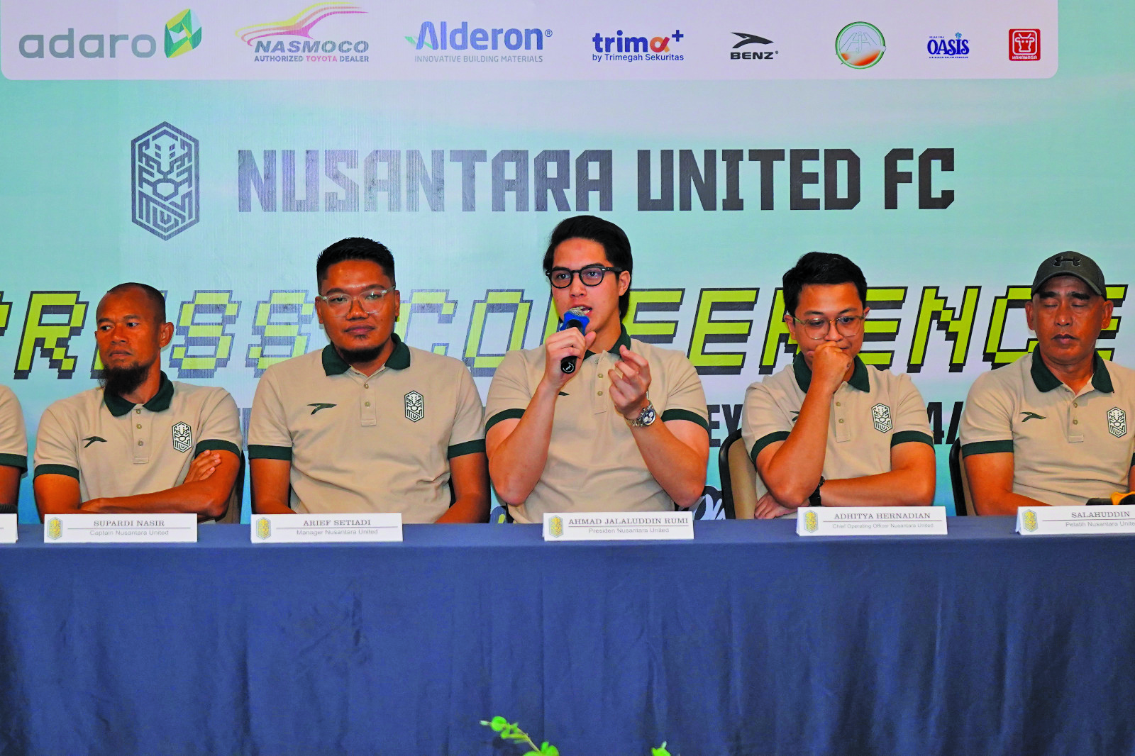 Presiden Nusantara United FC El Rumi (tengah) launching tim di Boyolali, Minggu (25/8).