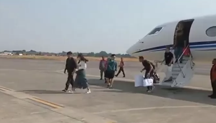 Tangkapan layar memperlihatkan Erina Gudono dan Kaesang Pangarep bawa belanjaan branded tanpa melewati proses pemeriksaan bea dan cukai setelah turun dari pesawat jet pribadi.&nbsp;