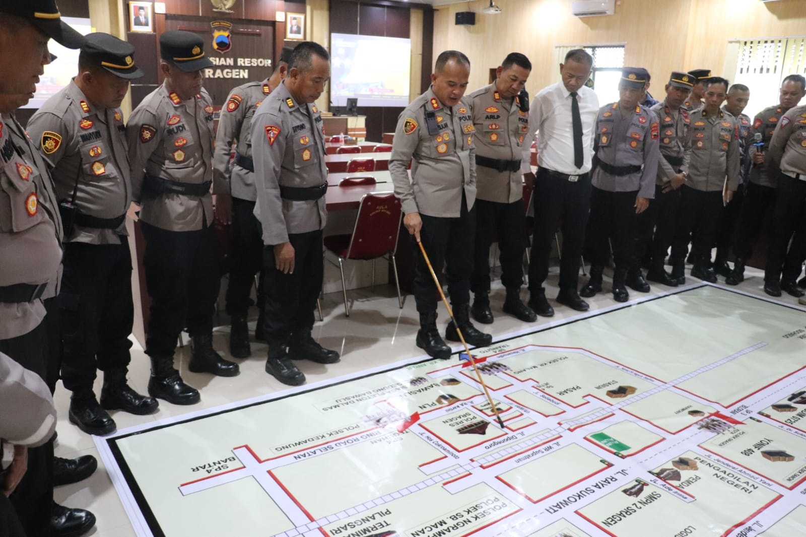 Kapolres Sragen AKBP Petrus P. Silalahi (tengah) menunjukkan simulasi pengamanan gangguan kamtibmas Pilkada 2024. (Ahmad Khairudin/Radar Solo)