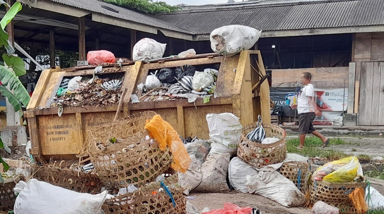 Bok kontainer sampah di salah satu pasar di Karanganyar akan dihapus. (Rudi Hartono/Radar Solo)