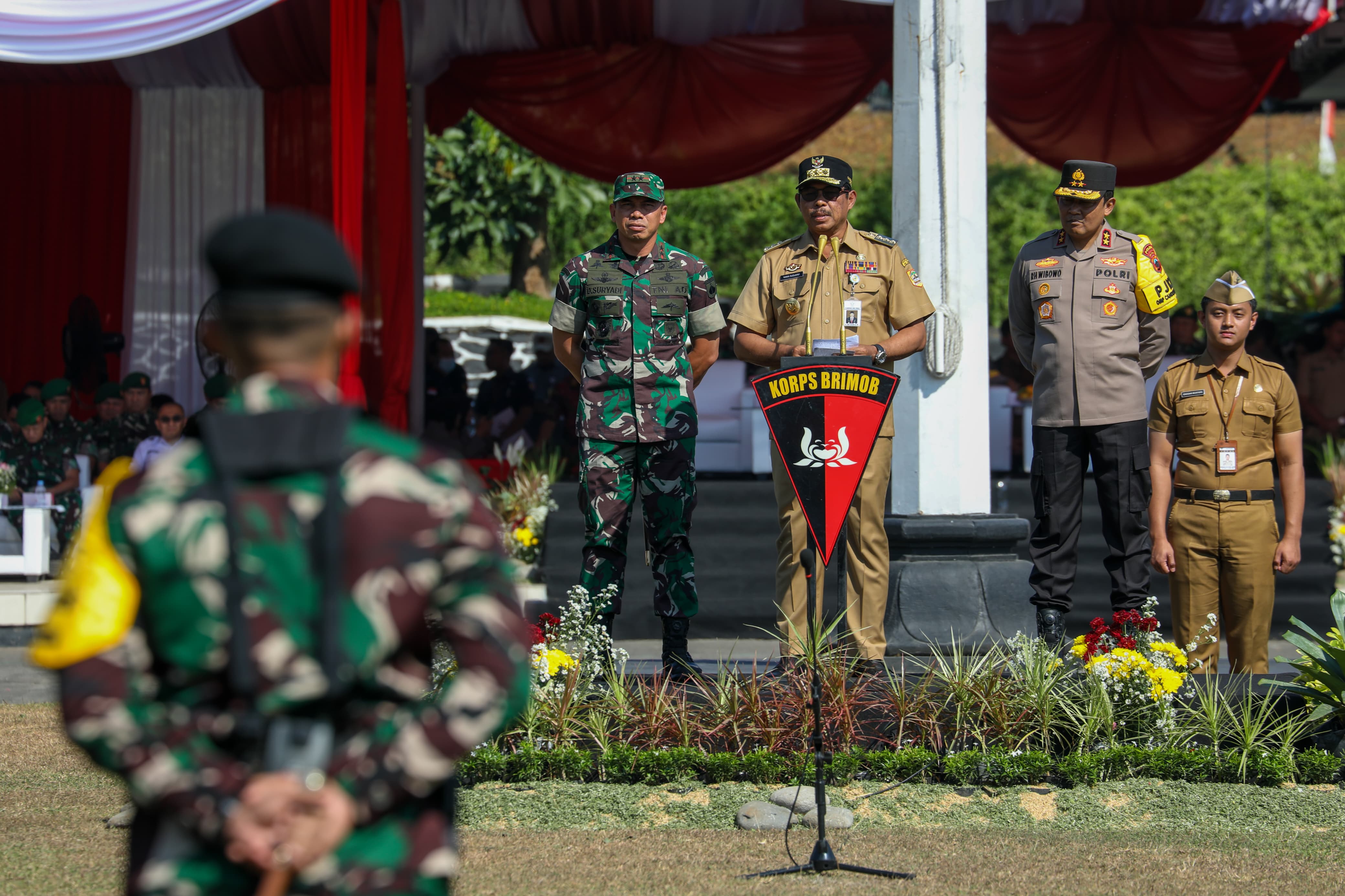Pj Gubernur Nana Sudjana memimpin Apel Gelar Pasukan Mantap Praja Candi di Lapangan Parade Kodam IV/Diponegoro, Semarang, Senin (26/8/2024).