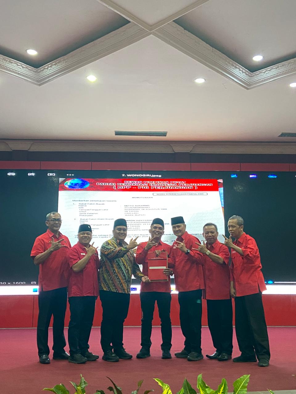 Setyo Sukarno dan Imron Rizkyarno menunjukkan rekomendasi dari PDI Perjuangan yang diterima, Senin (26/8/2024).