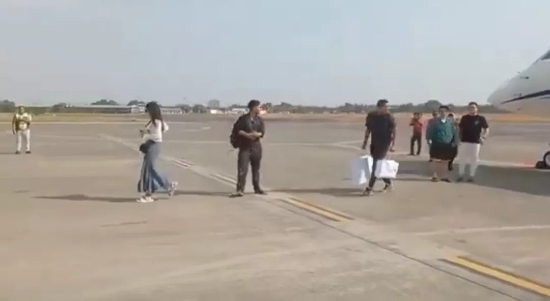 Potongan video diduga Kaesang dan Erina turun dari jet pribadi.