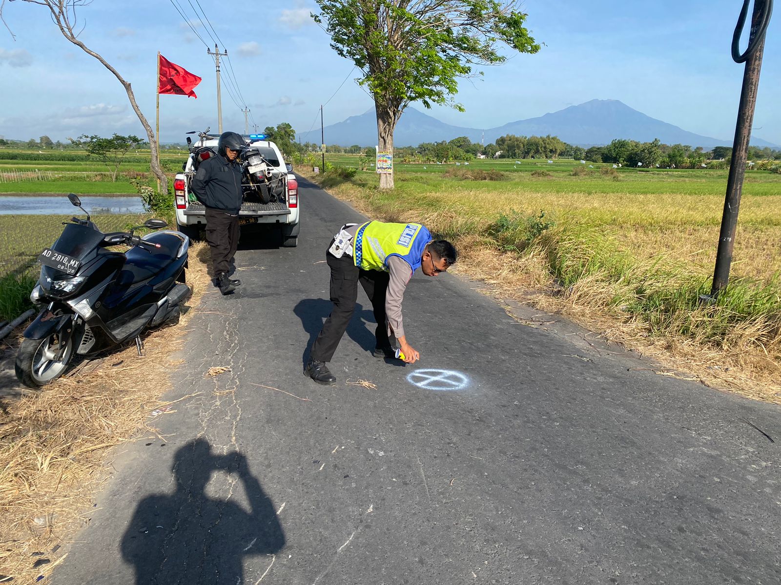 Anggota Satlantas Polres Boyolali olah TKP Kecelakaan di Jalan Pengging-Peni yang menewaskan Sri Lestari, 57, warga Sragen, Selasa (27/8/2024)