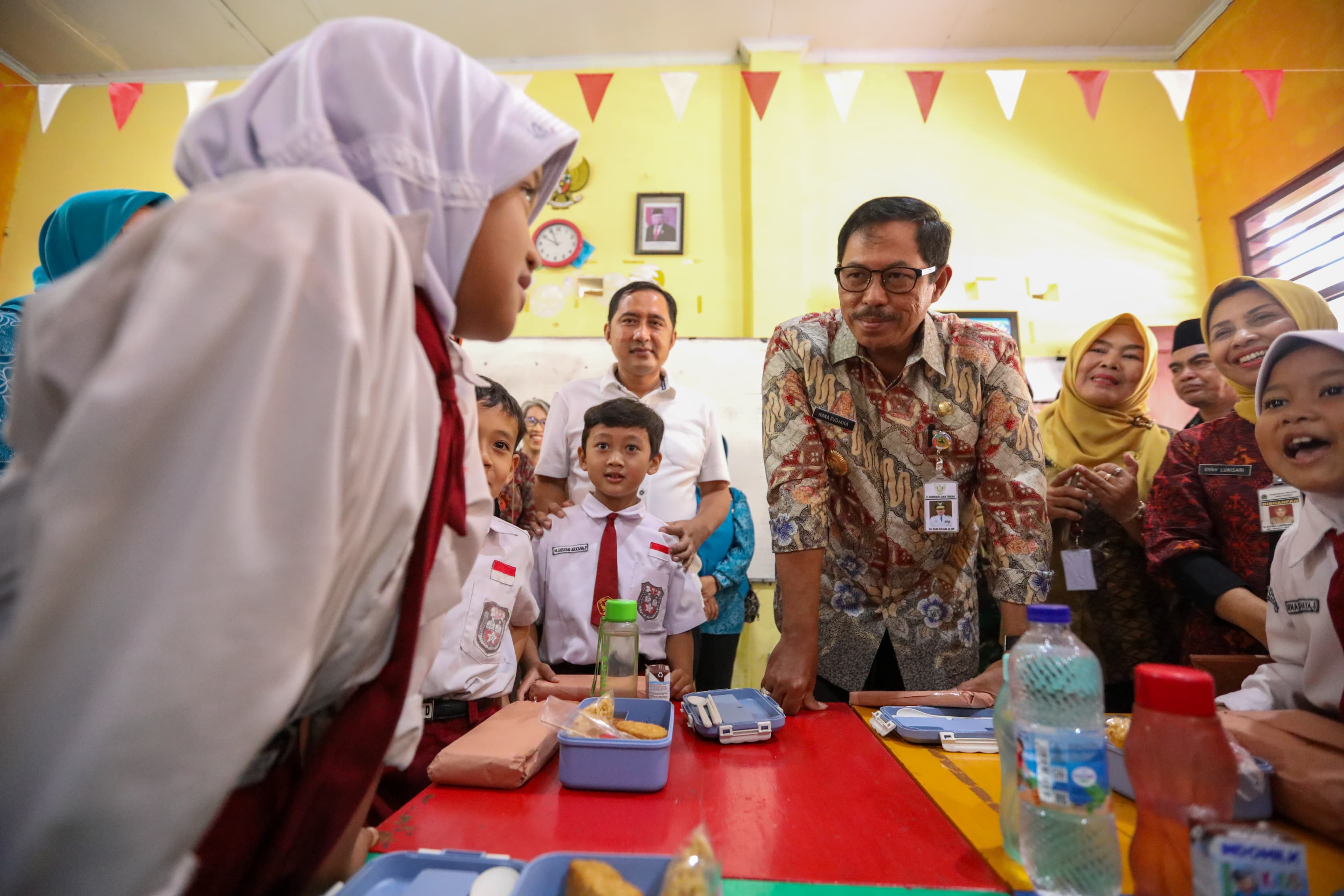 Pj Gubernur Nana Sudjana meninjau pelaksanaan program Desa B2SA di SD Bedono II, Kecamatan Jambu, Kabupaten Semarang,  Selasa (27/8/2024).