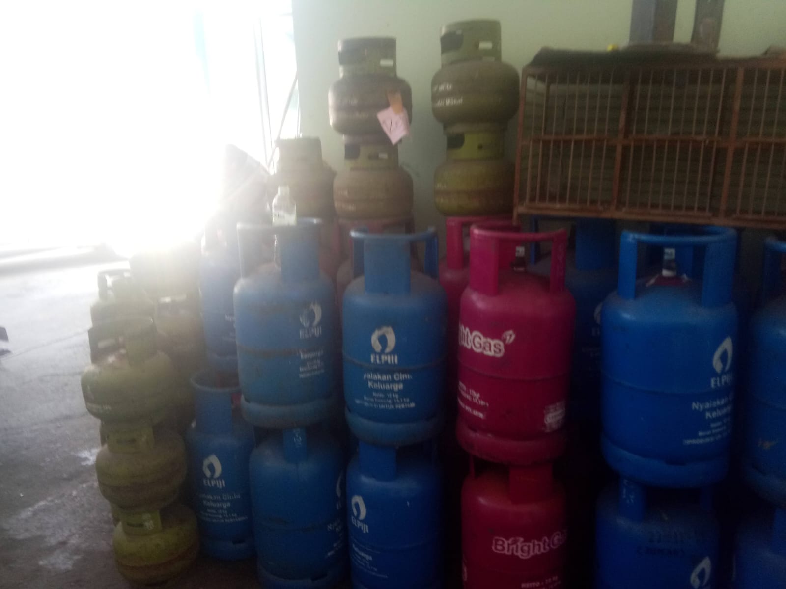 Tabung gas LPG 3 Kg di Sragen sulit dicari sejak dua minggu terakhir. (Ahmad Khairudin/Radar Solo)