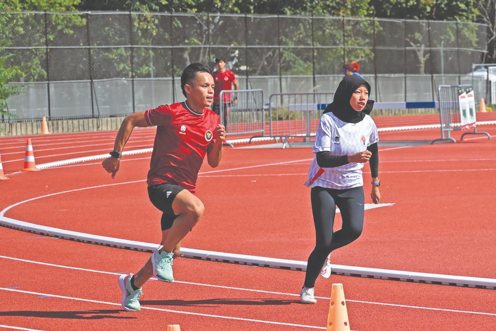 Atlet Para Atletik Indonesia Kharisma Evi (kanan) saat berlatih di Paris jelang terjun di Paralimpiade 2024.