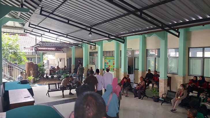 RM, 17, dan LAR,16 (baju putih depan) terdakwa penganiayaan yang menewaskan Aan Henky Damai, warga Ngemplak, Boyolali hendak jalani sidang di PN Boyolali, Selasa (27/8/2024).
