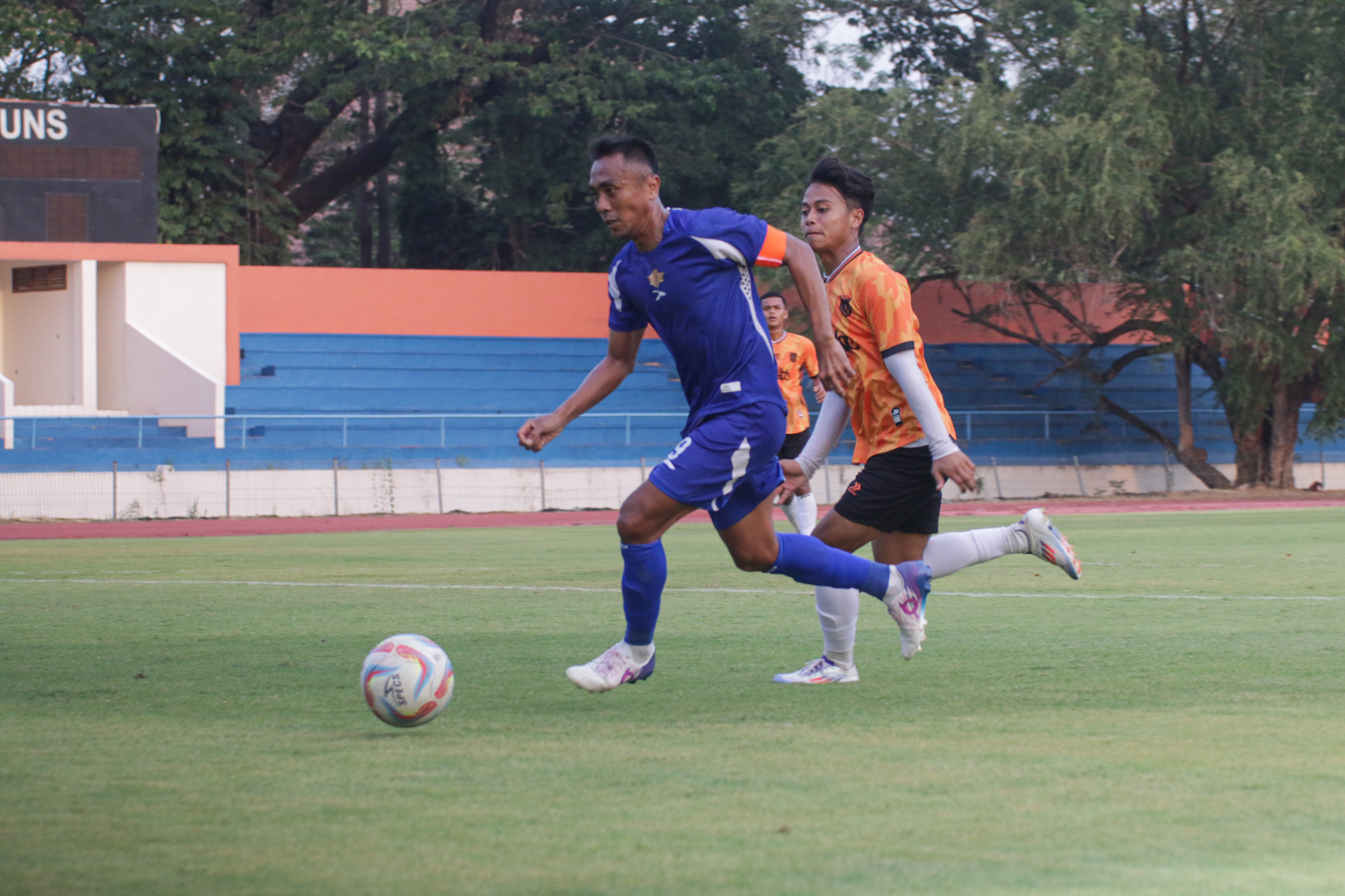 Adhyaksa FC saat beruji coba dengan Persibo Bojonegoro di Stadion UNS, belum lama ini.