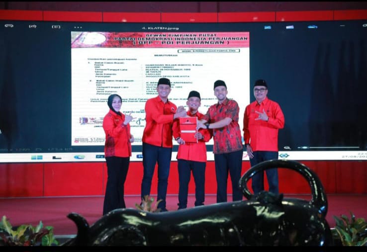 Bakal calon bupati-wakil bupati Klaten Hamenang Wajar Ismoyo (dua dari kiri) dan Benny Indra Ardhianto (dua dari kanan) menerima rekomendasi dari DPD PDIP Jateng, Selasa (27/8/2024) malam. (Ist)