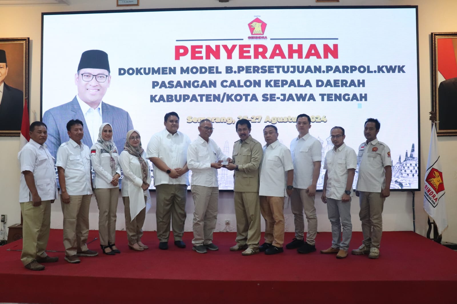Suwardi (enam dari kiri) terima KTA dari DPD Gerindra Jateng. (Dokumentasi Pribadi)