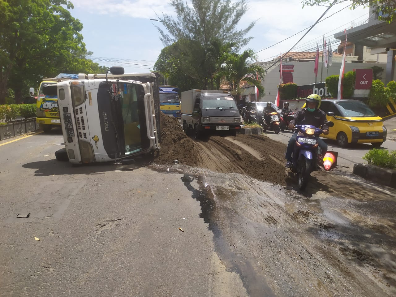 Sebuah truk terguling diruas jalan Adi Sucipto, tepatnya didepan Fave Hotel Rabu (28/8) siang.
