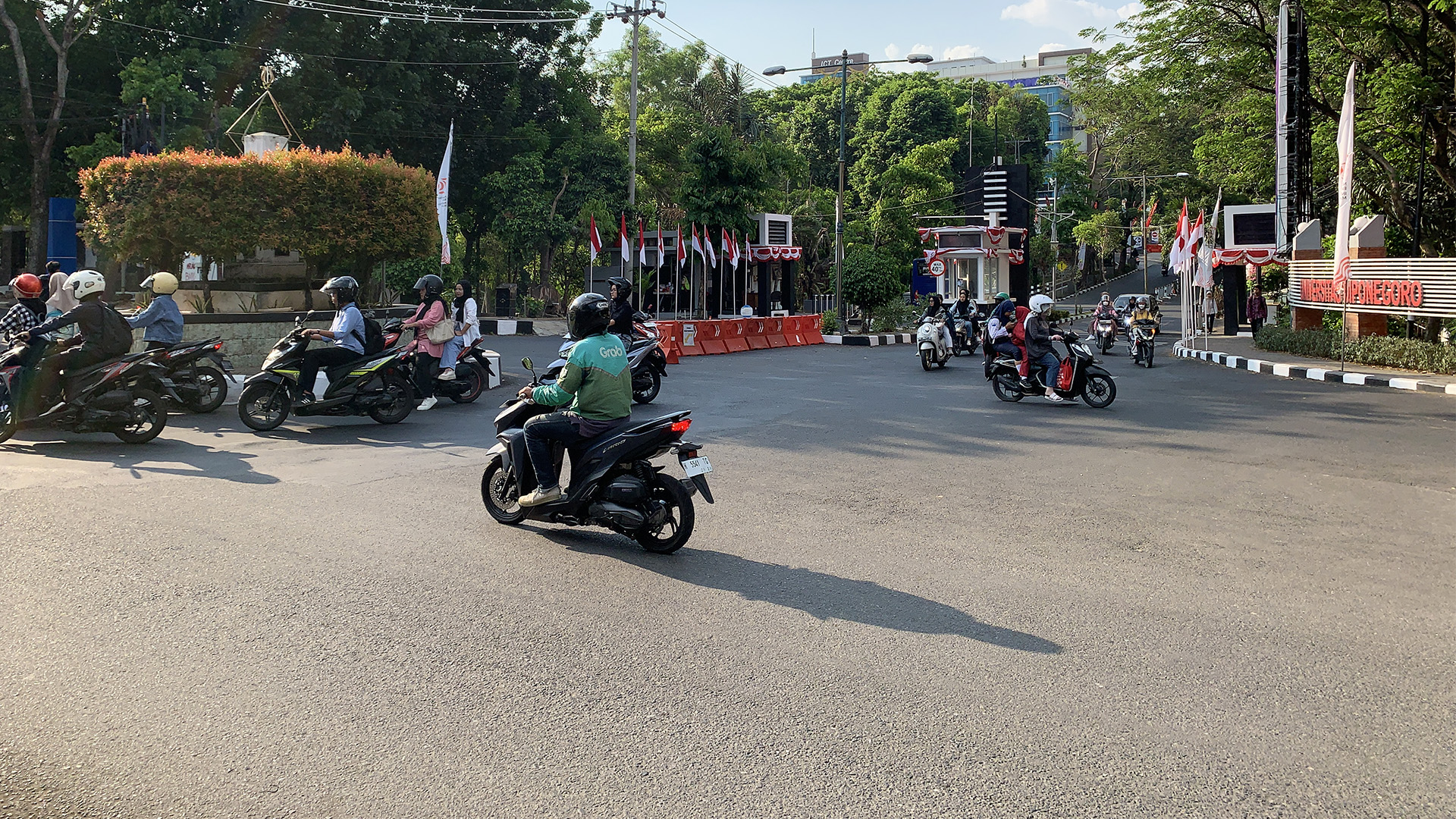 Sepeda motor banyak digunakan mahasiswa untuk mendukung aktivitas sehari-hari.