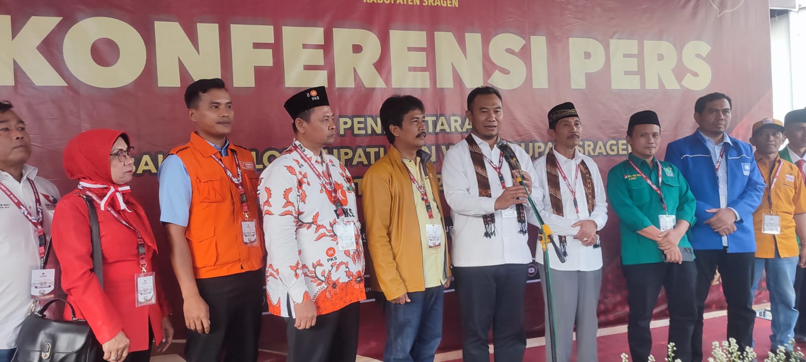 Sigit Pamungkas (empat dari kiri) bersama Suroto (tiga dari kanan) saat mendaftar sebagai bakal calon bupati-wakil bupati Sragen ke KPU, Rabu (28/8/2024). (Ahmad Khairudin/Radar Solo)
