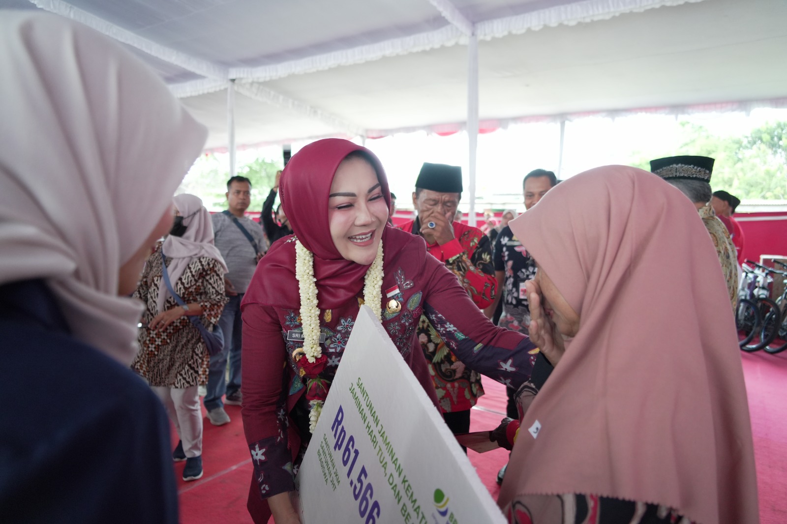 Bupati Klaten Sri Mulyani saat menyalurkan bantuan di sela Sambang Warga di Desa Muruh, Kecamatan Gantiwarno, Kamis (29/8/2024). (Dok. Diskominfo Klaten)