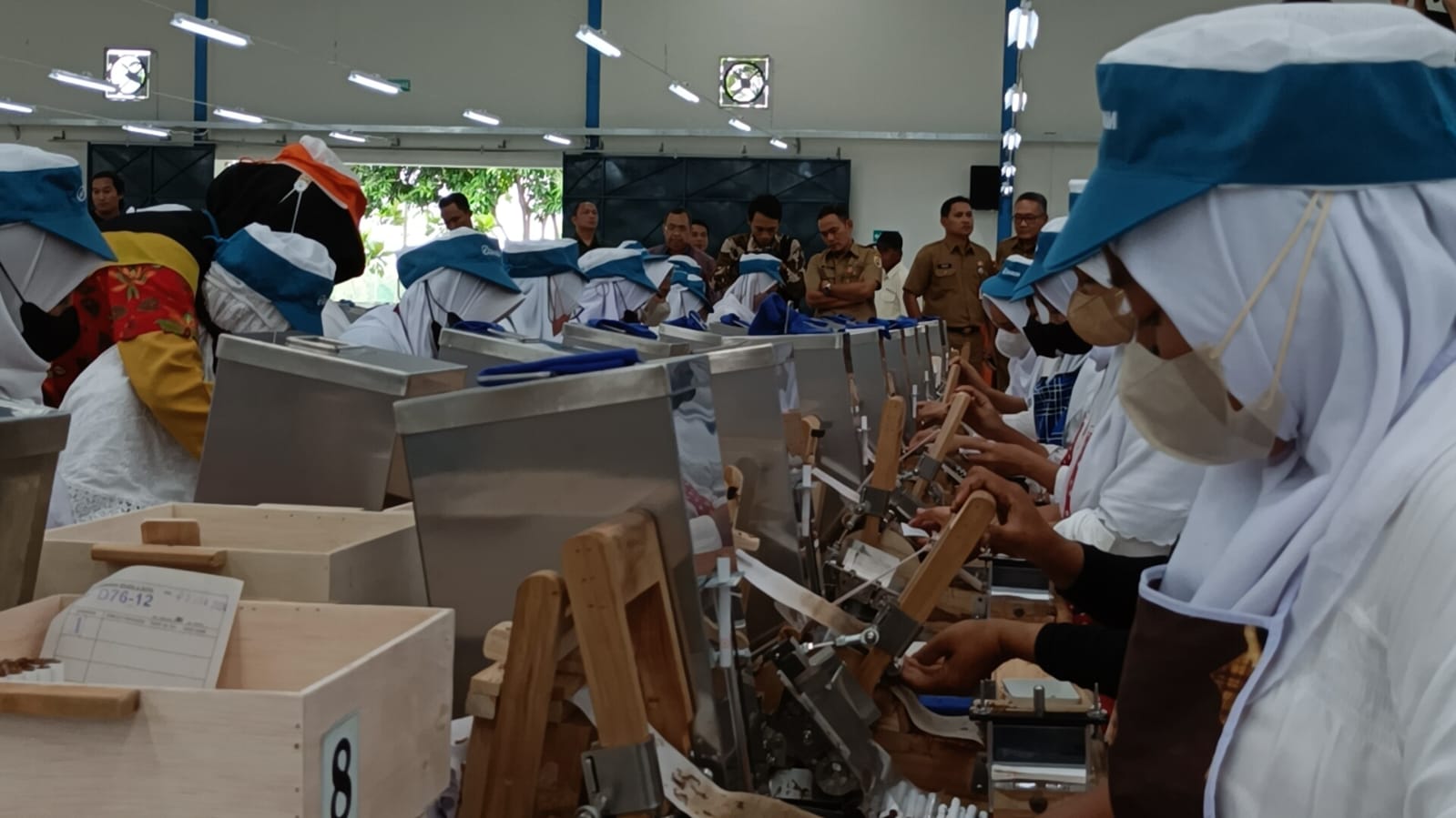 Salah satu pabrik rokok yang beroperasi di Sragen menyerap ribuan tenaga kerja. (Ahmad Khairudin/Radar Solo)